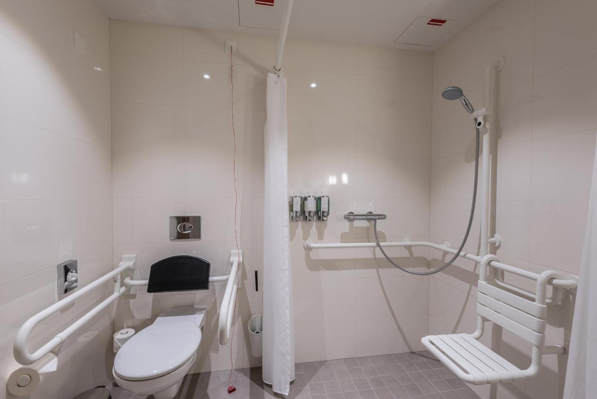 Отель Hampton By Hilton Freiburg Экстерьер фото