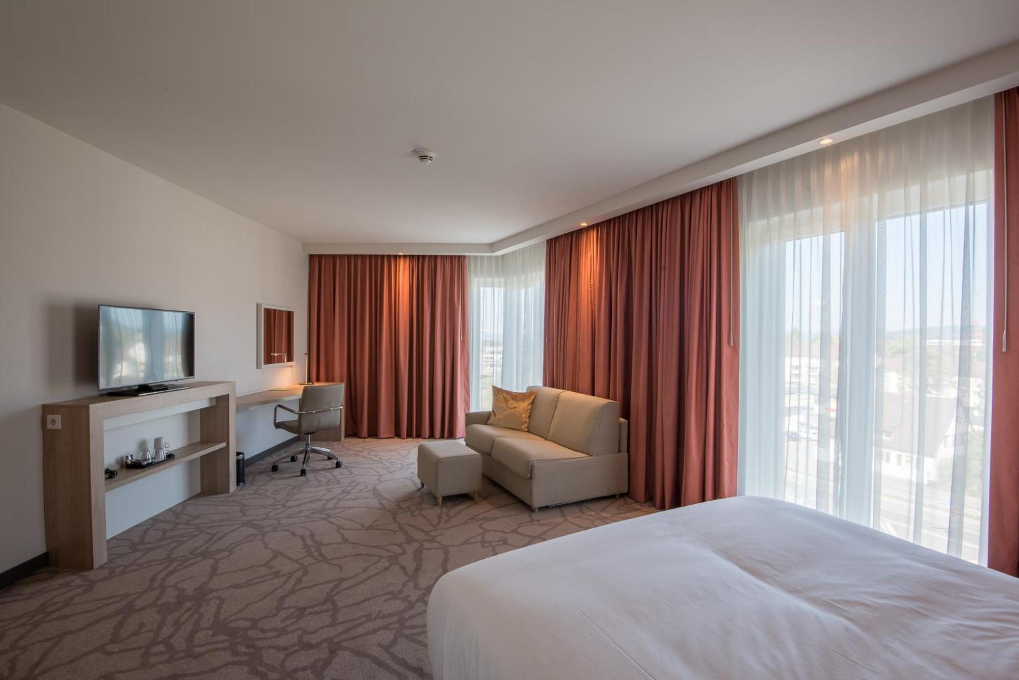 Отель Hampton By Hilton Freiburg Экстерьер фото