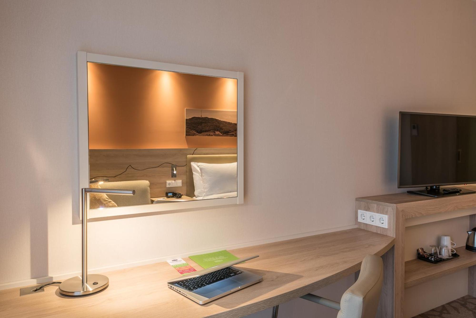 Отель Hampton By Hilton Freiburg Экстерьер фото