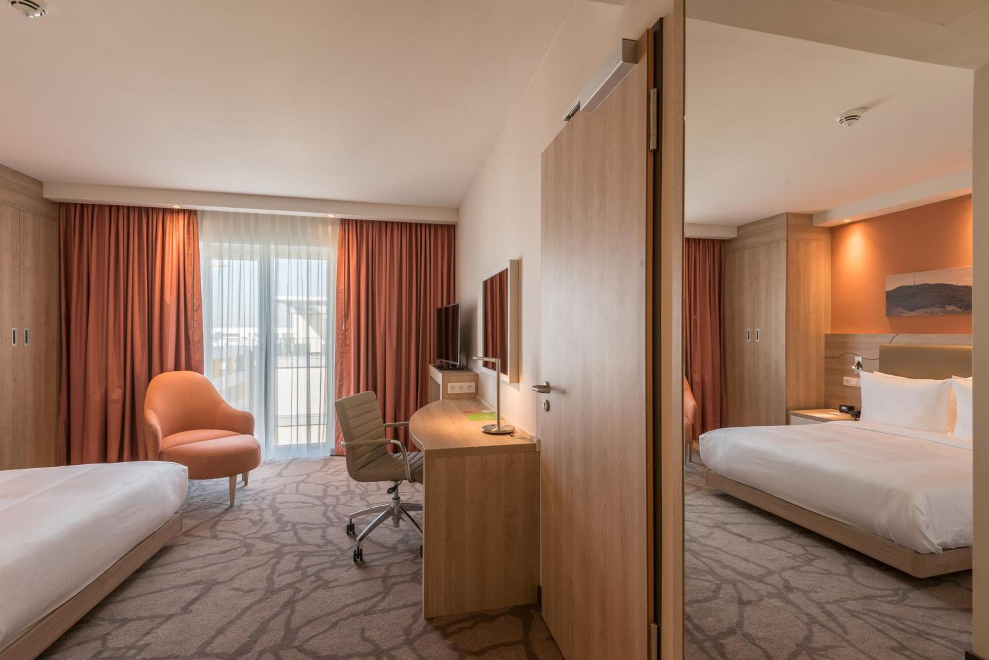 Отель Hampton By Hilton Freiburg Экстерьер фото
