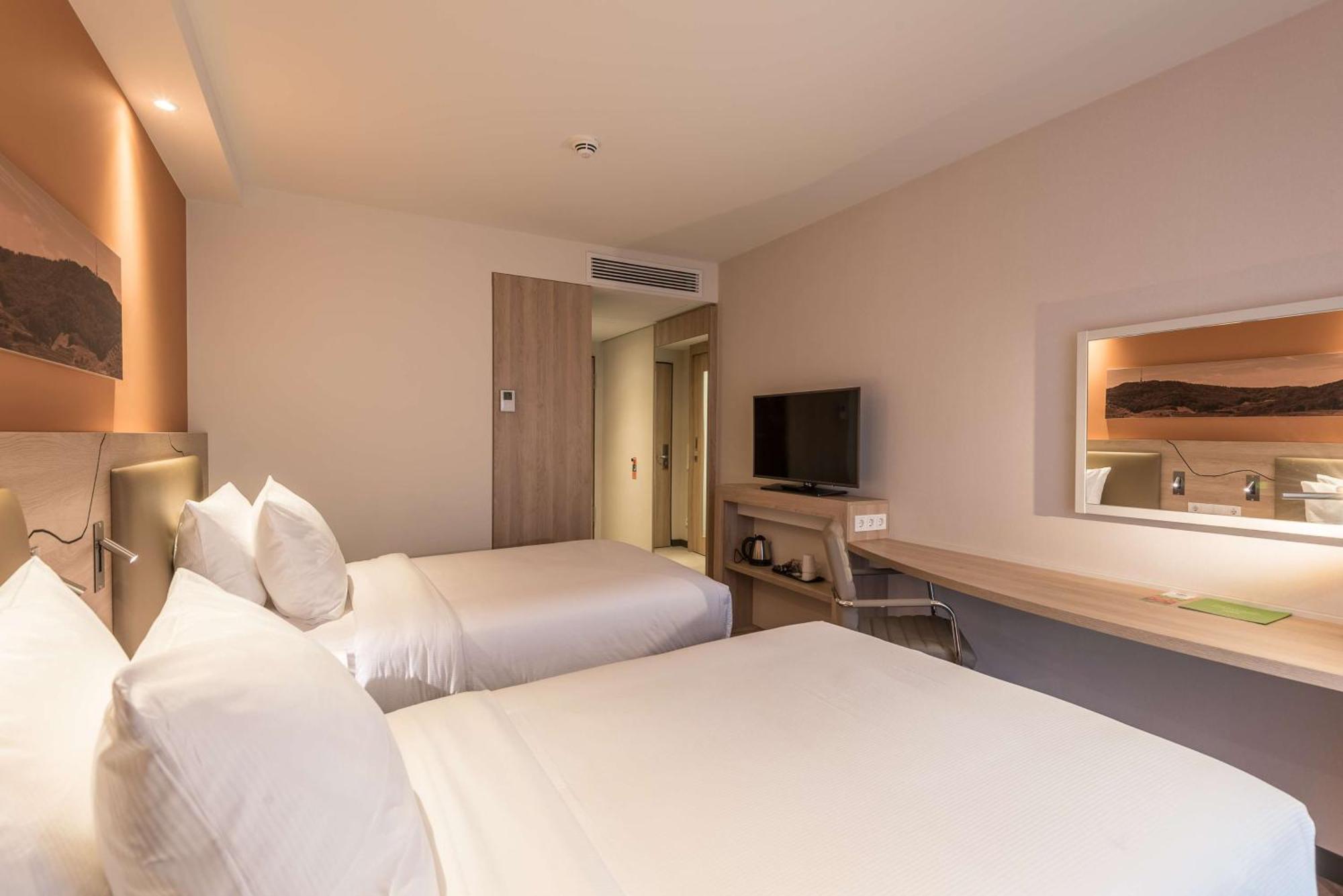 Отель Hampton By Hilton Freiburg Экстерьер фото