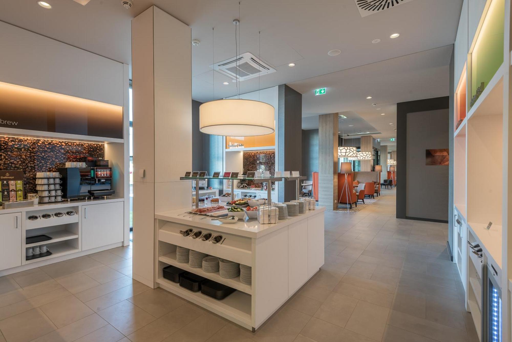 Отель Hampton By Hilton Freiburg Экстерьер фото