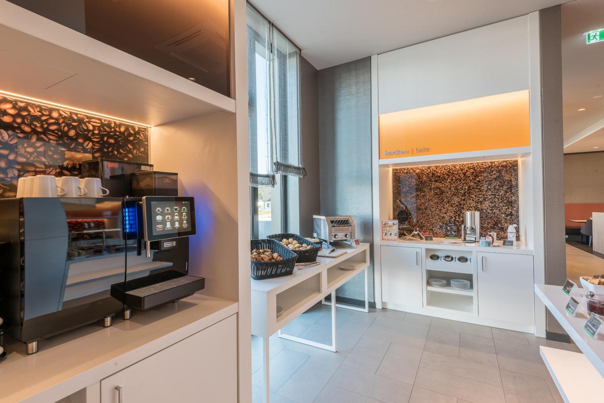 Отель Hampton By Hilton Freiburg Экстерьер фото
