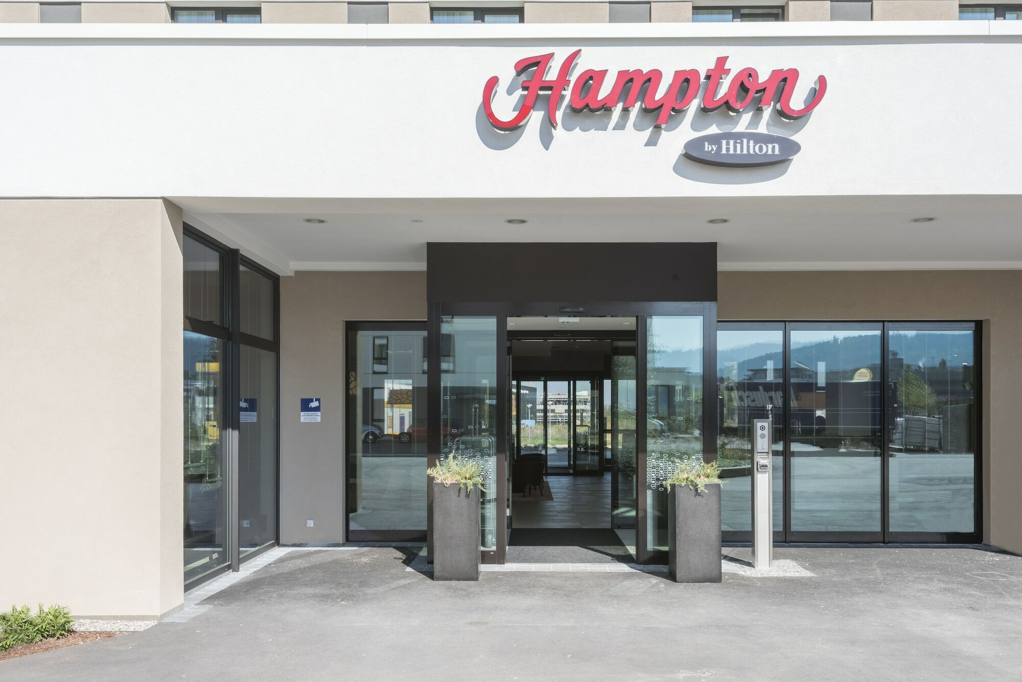 Отель Hampton By Hilton Freiburg Экстерьер фото